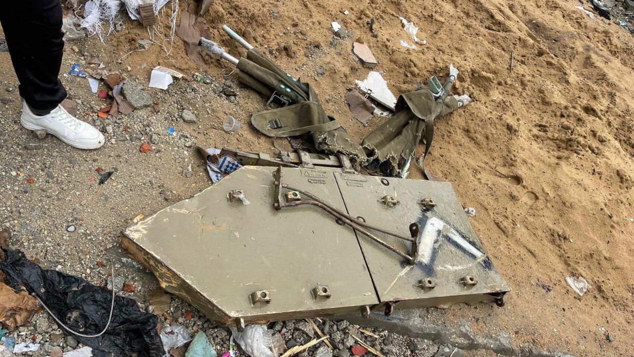بقايا أحد الدبابات الذي دمرتها كتائب القسام في مخيم جباليا شمال القطاع